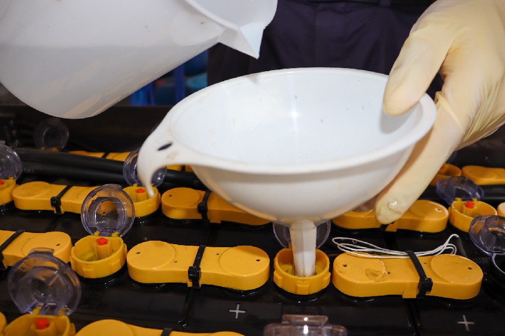 充電前，充電后，叉車電池應該在什么時候加水？