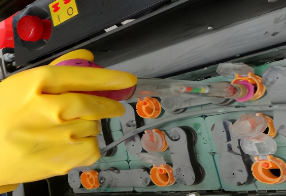 叉車蓄電池怎么添加蒸餾水？