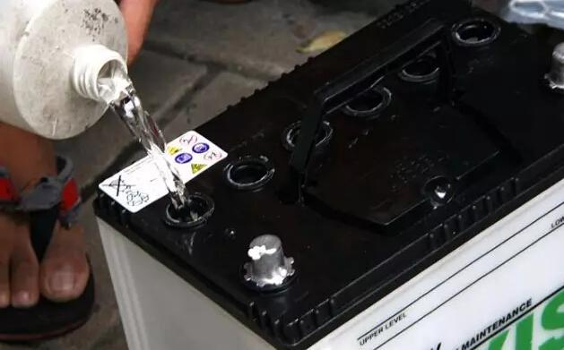 電瓶需要加什么水？如何加水？