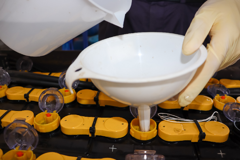 電瓶加水的正確步驟，電動車電池需要加什么水？